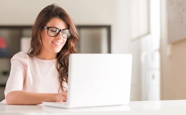 Unternehmer arbeitet an der Digitalisierung seines Unternehmens mit Businesscoaching und Prozessoptimierung.“